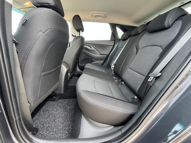 Hyundai I 30 1.0 T-GDI Comfort / Trekgewicht 1.200 kg / Stuur- en stoelverwarming / Navigatie via Apple Carplay Android / Achteruitrij camera / Dealer onderhouden / Climate & Cruise Control