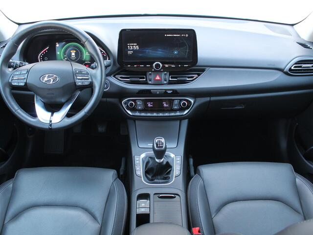 Hyundai I 30 Wagon 1.5 T-GDi MHEV Premium / Trekhaak Afneembaar (1400 KG) / Lederen Bekleding / Stoelverwarming & Ventilatie / Keyless Entry & Start / Navigatie + Apple Carplay/Android Auto /