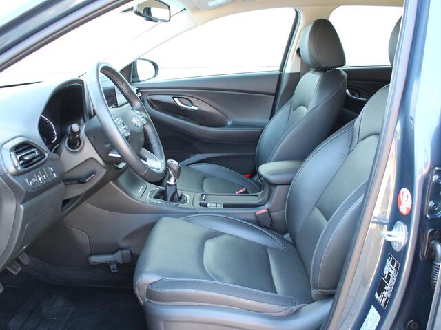 Hyundai I 30 Wagon 1.5 T-GDi MHEV Premium / Trekhaak Afneembaar (1400 KG) / Lederen Bekleding / Stoelverwarming & Ventilatie / Keyless Entry & Start / Navigatie + Apple Carplay/Android Auto /