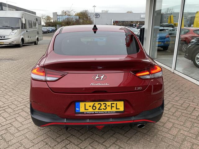 Hyundai I 30 Fastback 1.5 T-GDi MHEV N Line Stoelverwarming, navigatie Apple CarPlay/Android Auto, suède interieur, achteruitrij camera, cruise control, boekjes compleet!