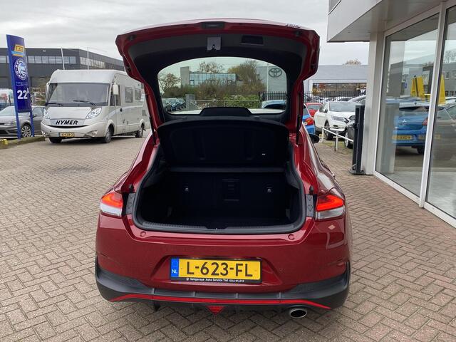 Hyundai I 30 Fastback 1.5 T-GDi MHEV N Line Stoelverwarming, navigatie Apple CarPlay/Android Auto, suède interieur, achteruitrij camera, cruise control, boekjes compleet!