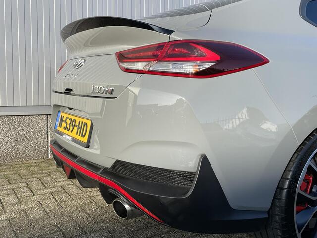 Hyundai I 30 Fastback 2.0 T-GDI N2 / Dealer onderhouden / Alcantara interieur / Elektrisch verstelbare stoelen + memory / LMV / Keyless entry / Navigatie / Camera / Telefoon.