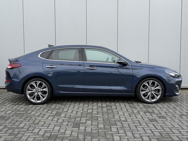Hyundai I 30 Fastback 1.4 T-GDI Premium / Lederen Bekleding / Panorama Dak / Trekhaak / 18" met all season / Navigatie / Electrisch verstelbare bestuurderstoel met geheugen /