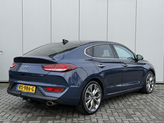 Hyundai I 30 Fastback 1.4 T-GDI Premium / Lederen Bekleding / Panorama Dak / Trekhaak / 18" met all season / Navigatie / Electrisch verstelbare bestuurderstoel met geheugen /
