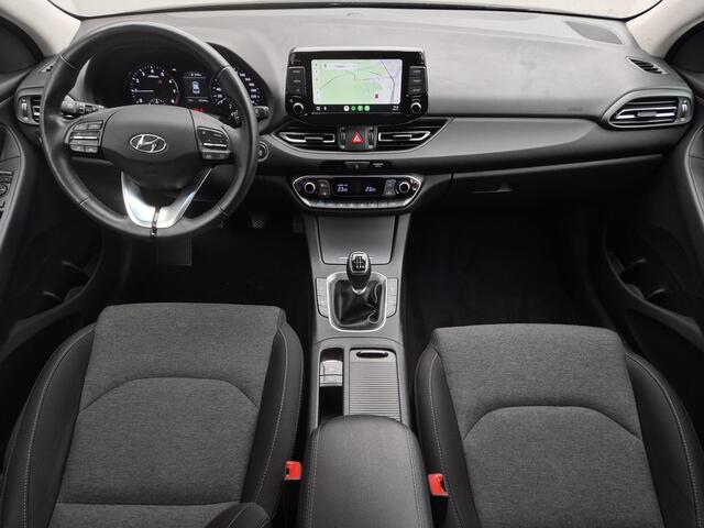 Hyundai I 30 1.0 T-GDi MHEV Comfort Smart Handgeschakeld / Navigatie via Apple Carplay of Android Auto / Achteruitrijcamera / Stuur- & Stoelverwarming / keyless Entry/Start / Cruise control / Parkeersensoren achter / Climate control /
