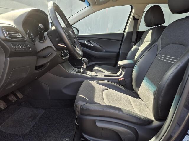 Hyundai I 30 1.0 T-GDi MHEV Comfort Smart / Dealer onderhouden / Fabrieksgarantie tot 09-2028 / Navigatie d.m.v. Apple carplay/Android auto / Stuur- & Stoelverwarming / Achteruitrijcamera / Cruise control / Keyless Entry/Start / Climate control /