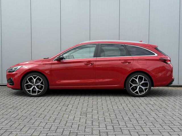Hyundai I 30 Wagon 1.5 T-GDi MHEV Premium / 18" N velgen / Trekhaak afneembaar 1410 kg / Vol leder / Stoelverwarming en verkoeling / Stuurwiel verwarming / Navigatie / Full LED / Elektrische stoelverstelling / Achteruitrijcamera /