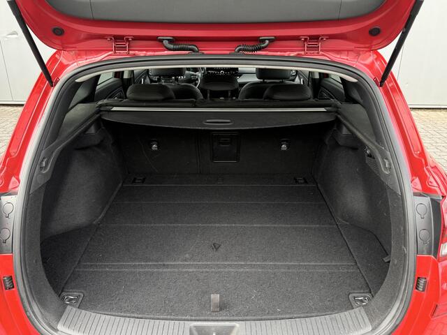 Hyundai I 30 Wagon 1.5 T-GDi MHEV Premium / 18" N velgen / Trekhaak afneembaar 1410 kg / Vol leder / Stoelverwarming en verkoeling / Stuurwiel verwarming / Navigatie / Full LED / Elektrische stoelverstelling / Achteruitrijcamera /