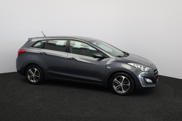 Hyundai I 30 CW 1.4 i-Drive/ Stoel + Stuurverw./ 16'' LMV/ Airco/ Cruise/ Elek. pakket/ Isofix/ Bluetooth/ Armsteun/ Multi. LEDER. Stuur/ Mistl./ PDC/ LED Dagrijverl.