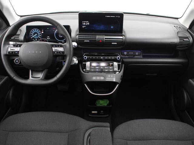 Hyundai INSTER Evolve Sky 49 kWh / Navigatie + Apple Carplay/Android Auto / Stoel- & Stuurverwarming / 360* Camera / Cruise Control Adaptief / Elektrisch Schuif-/Kanteldak /