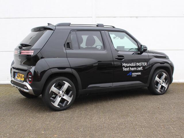 Hyundai INSTER Evolve Sky 49 kWh / Navigatie + Apple Carplay/Android Auto / Stoel- & Stuurverwarming / 360* Camera / Cruise Control Adaptief / Elektrisch Schuif-/Kanteldak /