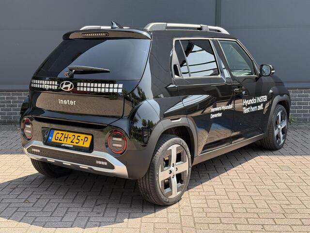 Hyundai INSTER Evolve 49 kWh Winter+Techpack / Stuur+Stoel Verwarming / Achterbank Verschuifbaar / Adaptive Cruise / 360º Camera / Keyless /