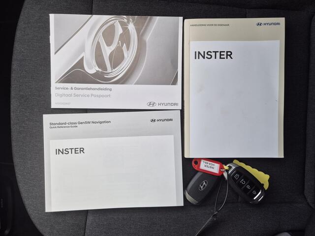 Hyundai INSTER Evolve Plus 49 kWh / SOH 100% / Origineel Nederlands / Fabrieksgarantie tot 03-2030 / Stuur & Stoelverwarming / V2L / Stuur- & Stoelverwarming / CCS snelladen / warmtepomp / Rondomzicht camera / Draadloze telefoon lader / Apple Carplay Android Auto /
