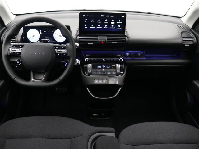Hyundai INSTER Evolve Sky 49 kWh / ¤3000,- Voordeel / Snel Leverbaar / Warmtepomp / Stoel- & Stuurverwarming / Climate Control / Adaptive Cruise Control / / 3 Fase /