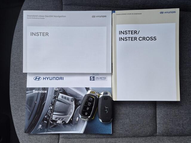 Hyundai INSTER Cross Plus 49 kWh / Fabrieksgarantie tot 07-2030 / Nieuwprijs ¤ 34179,= / Fietsdragermontage beugel(geschikt voor 2 elektrische fietsen)/ CCS snellader / Warmtepomp / WLTP bereik 293 km bereik stad 434 km / Stuur- & Stoelverwarming / Rondomzicht camera /