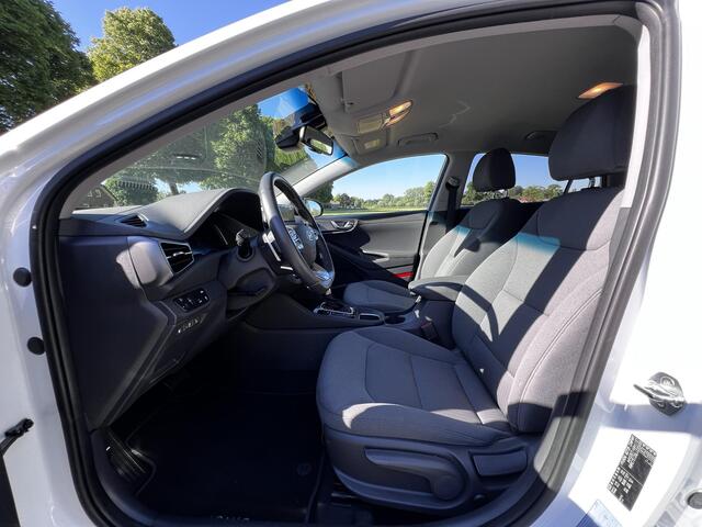 Hyundai IONIQ 1.6 GDi PHEV Comfort Automaat / Dealer onderhouden / Accu SoH 100% / EAER 52 km / Adapt. CC / Stuur- en stoelverwarming / Bluelink navigatie / Apple Carplay Android / Winterwielenset inclusief /