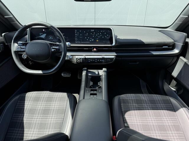 Hyundai IONIQ 6 First Edition AWD 77.4 kWh / 519 KM WLTP / Stoel- & Stuurverwarming / LED Pixel Verlichting / Schuif- & Kanteldak / 20 Inch / NL Auto /