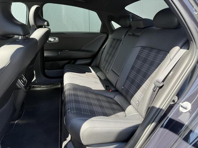 Hyundai IONIQ 6 First Edition AWD 77.4 kWh / 519 KM WLTP / Stoel- & Stuurverwarming / LED Pixel Verlichting / Schuif- & Kanteldak / 20 Inch / NL Auto /