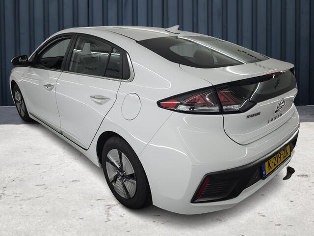 Hyundai IONIQ 1.6 GDi Premium Sky (105 PK) 1e-Eig. & Keurig-Onderh. BOVAG-Garantie. NL-Auto. Half-Leer, Trekhaak, Panoramadak, Navigatie/Apple-Carplay/Android-Auto, Cruisecontrol, Parkeersensoren-V+A, Keyless-Entry/Start, Achteruitrij Stuurverwarming, Stoelverwarming-V