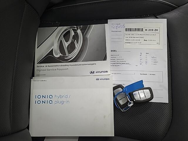Hyundai IONIQ 1.6 GDi Premium Sky (105 PK) 1e-Eig. & Keurig-Onderh. BOVAG-Garantie. NL-Auto. Half-Leer, Trekhaak, Panoramadak, Navigatie/Apple-Carplay/Android-Auto, Cruisecontrol, Parkeersensoren-V+A, Keyless-Entry/Start, Achteruitrij Stuurverwarming, Stoelverwarming-V