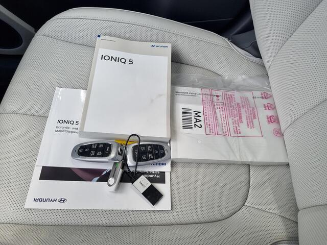 Hyundai IONIQ 5 Lounge 77.4 kWh Automaat / 1600KG Trekgewicht / Lederen Bekleding / HUD / Cruise Control Adaptief / Elektr. Achterklep / Dodehoekdetectie / Stoelverwarming / Stuurverwarming