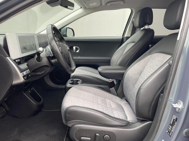 Hyundai IONIQ 5 Connect 73kWh / Fabrieksgarantie t/m 22-09-2026 / SOH Accu 100% / 20" Lounge Wielen / Apple Carplay Android Auto / WLTP bereik 451 km / Trekgewicht 1600 kg / Stuur-, Stoel en Achterbankverwarming / Adaptief CC / Achteruitrijcamera /