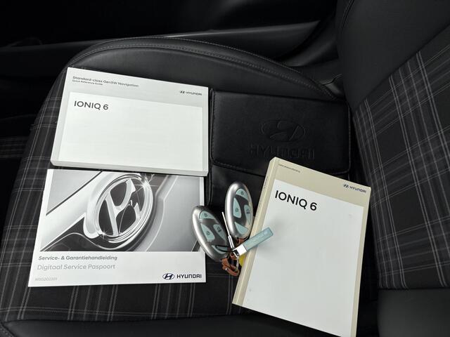 Hyundai IONIQ 6 First Edition AWD 77.4 kWh / SoH 100% / Warmtepomp / V2L / Schuif-kanteldak / 360 Camera / HUD Dsiplay / Automatische Flush handgrepen / Airco / Stoel verwarming / Stuurverwarming / Full Option /