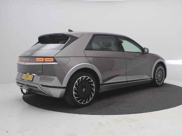 Hyundai IONIQ 5 Lounge AWD 77.4 kWh / BTW Auto / SoH 100% / Trekhaak / 1600kg Trekgewicht / Wit Lederen Bekleding / Dealer Onderhouden / Fabrieksgarantie tot 26-10-2027 / 1ste Eigenaar / NL Auto / AWD / Warmtepomp /