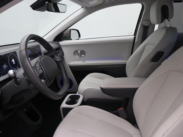 Hyundai IONIQ 5 Lounge AWD 77.4 kWh / BTW Auto / SoH 100% / Trekhaak / 1600kg Trekgewicht / Wit Lederen Bekleding / Dealer Onderhouden / Fabrieksgarantie tot 26-10-2027 / 1ste Eigenaar / NL Auto / AWD / Warmtepomp /