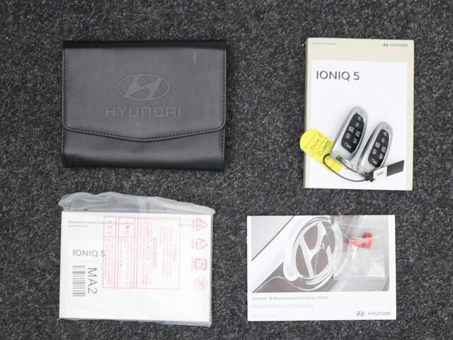 Hyundai IONIQ 5 Lounge AWD 77.4 kWh / BTW Auto / SoH 100% / Trekhaak / 1600kg Trekgewicht / Wit Lederen Bekleding / Dealer Onderhouden / Fabrieksgarantie tot 26-10-2027 / 1ste Eigenaar / NL Auto / AWD / Warmtepomp /