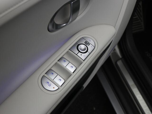 Hyundai IONIQ 5 Lounge AWD 77.4 kWh / BTW Auto / SoH 100% / Trekhaak / 1600kg Trekgewicht / Wit Lederen Bekleding / Dealer Onderhouden / Fabrieksgarantie tot 26-10-2027 / 1ste Eigenaar / NL Auto / AWD / Warmtepomp /