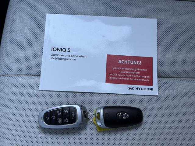 Hyundai IONIQ 5 Lounge 73kWh / Fabrieksgarantie tot 11-2026 / Dealer Onderhouden / HUD / BOSE / 360 Camera / Stoel Verwarming / Stoel Verkoeling / Stoel Ventilatie / Elektr. Stoelen + Memory / Achterbank Verwarming / Elektr. Achterklep / Dodehoek Detectie / Apple Carpl