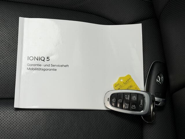 Hyundai IONIQ 5 Lounge 73kWh Automaat / Panoramadak / Dealer onderhouden / Fabrieksgarantie tot 12-2026 / 8 Jaar Batterij Garantie / All Season banden / Warmtepomp / HUD / 360 Camera / Navigatie / Elektr. stoelen + Memory / Stoel & Stuurwiel Verwarming / Stoel Ventila