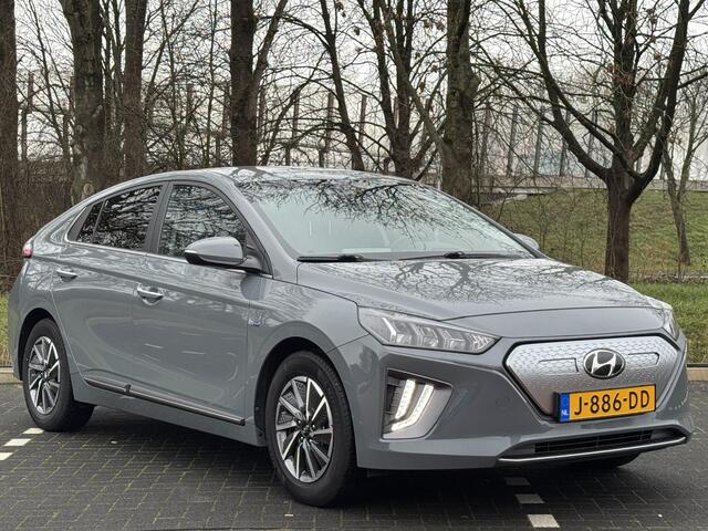 Hyundai IONIQ Comfort EV 38kWh 136pk | AFNEEMBARE TREKHAAK VOOR FIETSENDRAGER | PARKEERSENSOREN | ACHTERUITRIJCAMERA | VERWARMBARE VOORSTOELEN | IINGEBEOUWD NAVIGATIE SYSTEEM | APPLE CARPLAY & ANDROID AUTO |