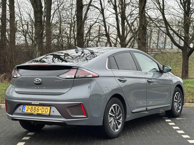 Hyundai IONIQ Comfort EV 38kWh 136pk | AFNEEMBARE TREKHAAK VOOR FIETSENDRAGER | PARKEERSENSOREN | ACHTERUITRIJCAMERA | VERWARMBARE VOORSTOELEN | IINGEBEOUWD NAVIGATIE SYSTEEM | APPLE CARPLAY & ANDROID AUTO |