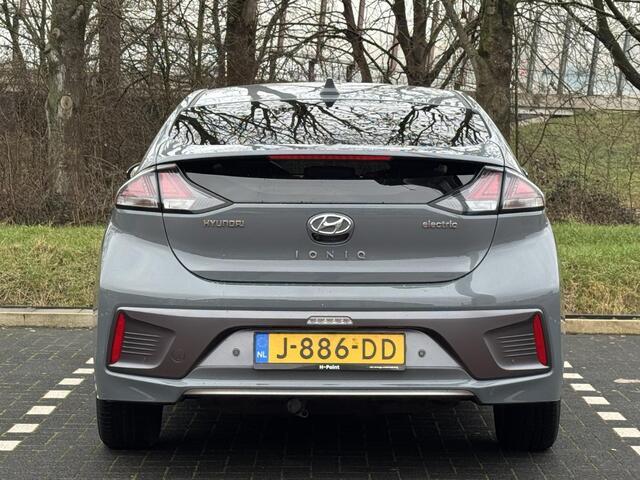 Hyundai IONIQ Comfort EV 38kWh 136pk | AFNEEMBARE TREKHAAK VOOR FIETSENDRAGER | PARKEERSENSOREN | ACHTERUITRIJCAMERA | VERWARMBARE VOORSTOELEN | IINGEBEOUWD NAVIGATIE SYSTEEM | APPLE CARPLAY & ANDROID AUTO |