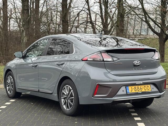 Hyundai IONIQ Comfort EV 38kWh 136pk | AFNEEMBARE TREKHAAK VOOR FIETSENDRAGER | PARKEERSENSOREN | ACHTERUITRIJCAMERA | VERWARMBARE VOORSTOELEN | IINGEBEOUWD NAVIGATIE SYSTEEM | APPLE CARPLAY & ANDROID AUTO |