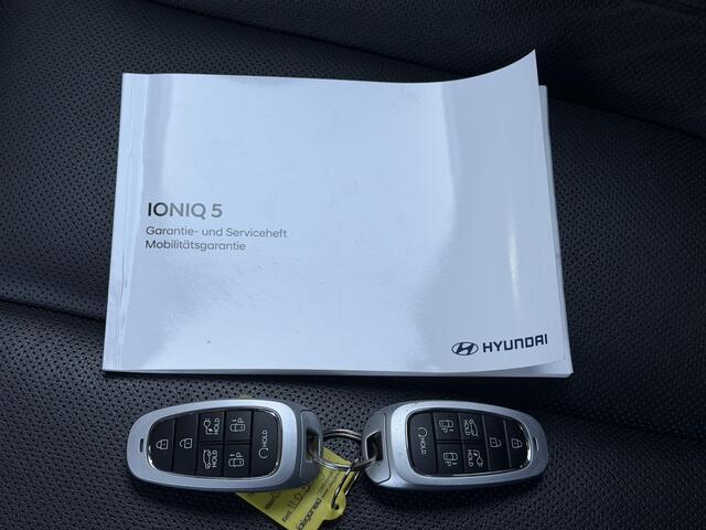 Hyundai IONIQ 5 Lounge 73kWh Automaat / Fabrieksgarantie tot 09-2027 / Dealer Onderhouden / 8 Jaar Batterij Garantie / Warmtepomp / HUD / BOSE / 360 Camera / Elektr. Stoelen / Stoel Verwarming / Stuurwiel Verwarming / Stoel Ventilatie / Dodehoek Detectie / Lederen Be