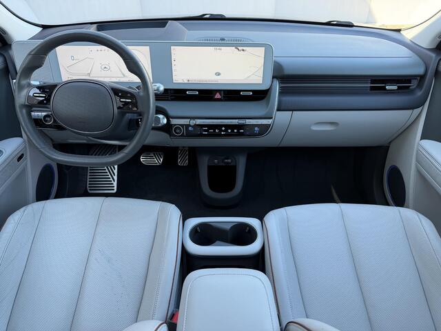 Hyundai IONIQ 5 Lounge 73kWh Automaat / SOH 100% / Panoramadak / Afneembare Trekhaak / WLTP 481 km / Warmtepomp / HUD / BOSE / 360 Camera / Apple Carplay & Android Auto / Elektr Stoelen + memory / Stoel Verwarming + Ventilatie / Navigatie / Adaptieve Cruise / DAB / Dod