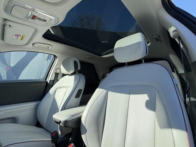 Hyundai IONIQ 5 Lounge 73kWh Automaat / SOH 100% / Panoramadak / Afneembare Trekhaak / WLTP 481 km / Warmtepomp / HUD / BOSE / 360 Camera / Apple Carplay & Android Auto / Elektr Stoelen + memory / Stoel Verwarming + Ventilatie / Navigatie / Adaptieve Cruise / DAB / Dod