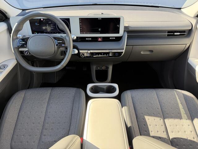 Hyundai IONIQ 5 Connect 77.4 kWh Automaat / SOH 100% / Fabrieksgarantie tot 12-2027 / Warmtepomp / Dealer Onderhouden / 8 Jaar Batterij Garantie / Camera / PDC / Navigatie / Elektr. Stoelen / Stoelverwarming / Achterbank Verwarming / Dodehoek Detectie / Apple Carplay 