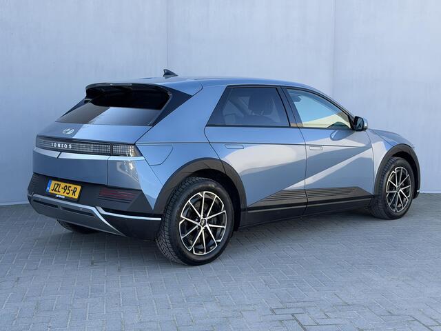 Hyundai IONIQ 5 Connect 77.4 kWh Automaat / SOH 100% / Fabrieksgarantie tot 12-2027 / Warmtepomp / Dealer Onderhouden / 8 Jaar Batterij Garantie / Camera / PDC / Navigatie / Elektr. Stoelen / Stoelverwarming / Achterbank Verwarming / Dodehoek Detectie / Apple Carplay 