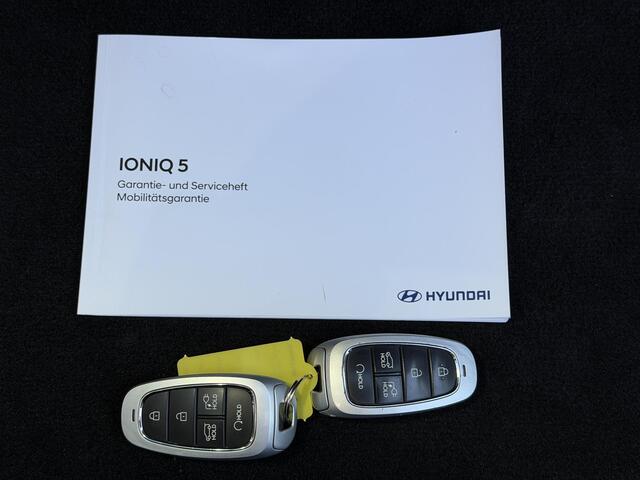 Hyundai IONIQ 5 Connect 77.4 kWh Automaat / SOH 100% / Fabrieksgarantie tot 12-2027 / Warmtepomp / Dealer Onderhouden / 8 Jaar Batterij Garantie / Camera / PDC / Navigatie / Elektr. Stoelen / Stoelverwarming / Achterbank Verwarming / Dodehoek Detectie / Apple Carplay 