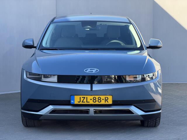 Hyundai IONIQ 5 Connect 77.4 kWh Automaat / SOH 100% / Fabrieksgarantie tot 12-2027 / Warmtepomp / Dealer Onderhouden / 8 Jaar Batterij Garantie / Camera / PDC / Navigatie / Elektr. Stoelen / Stoelverwarming / Achterbank Verwarming / Dodehoek Detectie / Apple Carplay 