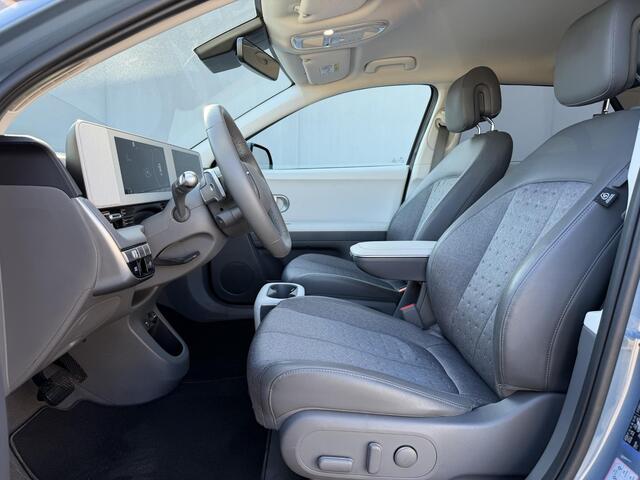 Hyundai IONIQ 5 Connect 77.4 kWh Automaat / SOH 100% / Fabrieksgarantie tot 12-2027 / Warmtepomp / Dealer Onderhouden / 8 Jaar Batterij Garantie / Camera / PDC / Navigatie / Elektr. Stoelen / Stoelverwarming / Achterbank Verwarming / Dodehoek Detectie / Apple Carplay 