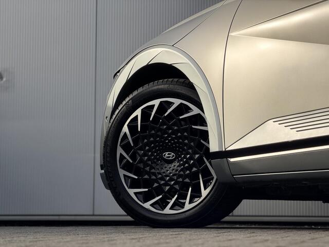 Hyundai IONIQ 5 Lounge AWD 77.4 kWh Automaat / 1e Eigenaar / Zwart Leder / Stoelverkoeling / Stoelverwarming Voor + Achter / Stuurverwarming / Dynamische Navigatie / HUD / 360 Camera / NL Auto /