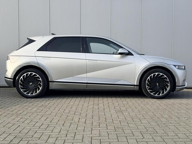 Hyundai IONIQ 5 Lounge AWD 77.4 kWh Automaat / 1e Eigenaar / Zwart Leder / Stoelverkoeling / Stoelverwarming Voor + Achter / Stuurverwarming / Dynamische Navigatie / HUD / 360 Camera / NL Auto /