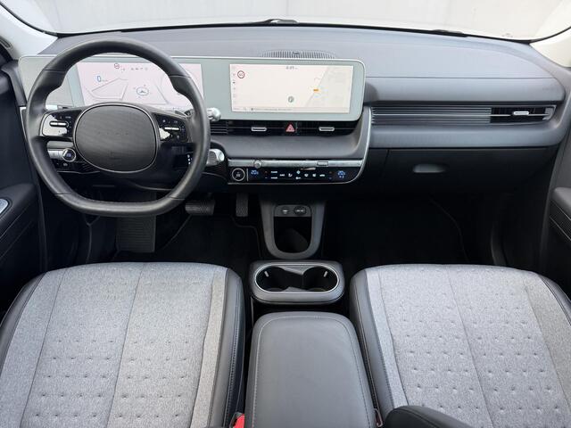 Hyundai IONIQ 5 Connect+ 77.4 kWh / SOH 100% / Panoramadak / Fabrieksgarantie tot 11-2028 / 8 Jaar Batterij Garantie / Warmtepomp / Dodehoek Detectie / Navigatie / Apple Carplay & Android Auto / Stoel Verwarming / Stuurwiel Verwarming / DAB / Elektr. Verstelbare Stoele