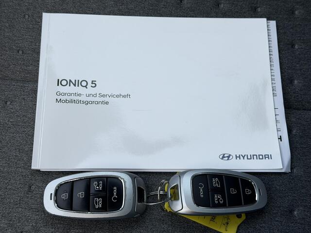Hyundai IONIQ 5 Connect+ 77.4 kWh / SOH 100% / Panoramadak / Fabrieksgarantie tot 11-2028 / 8 Jaar Batterij Garantie / Warmtepomp / Dodehoek Detectie / Navigatie / Apple Carplay & Android Auto / Stoel Verwarming / Stuurwiel Verwarming / DAB / Elektr. Verstelbare Stoele