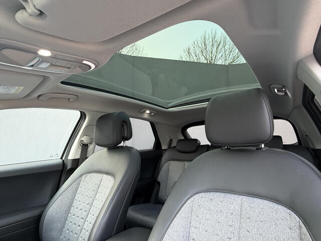 Hyundai IONIQ 5 Connect+ 77.4 kWh / SOH 100% / Panoramadak / Fabrieksgarantie tot 11-2028 / 8 Jaar Batterij Garantie / Warmtepomp / Dodehoek Detectie / Navigatie / Apple Carplay & Android Auto / Stoel Verwarming / Stuurwiel Verwarming / DAB / Elektr. Verstelbare Stoele